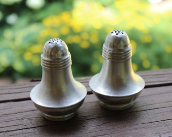 Antyczne aluminiowe solniczki i pieprzniczki, małe, do kuchni w stylu vintage, retro, kampera w stylu vintage, z połowy XX wieku, do jadalni