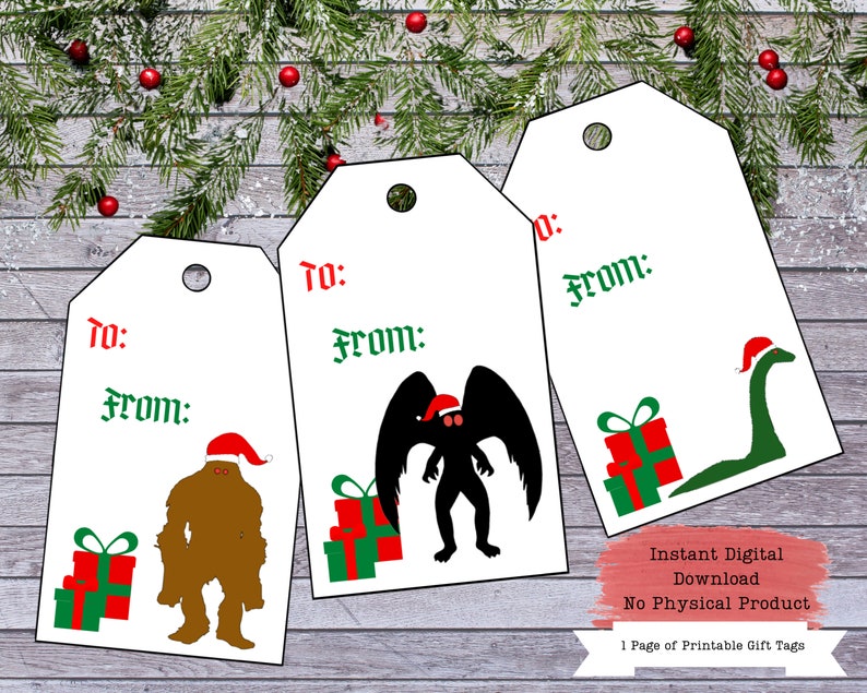 Puede incluir: Tres etiquetas de regalo de Navidad imprimibles con ilustraciones de un monstruo, una criatura de la laguna negra y un demonio alado. Cada etiqueta tiene una etiqueta "Para:" roja y una etiqueta "De:" verde.