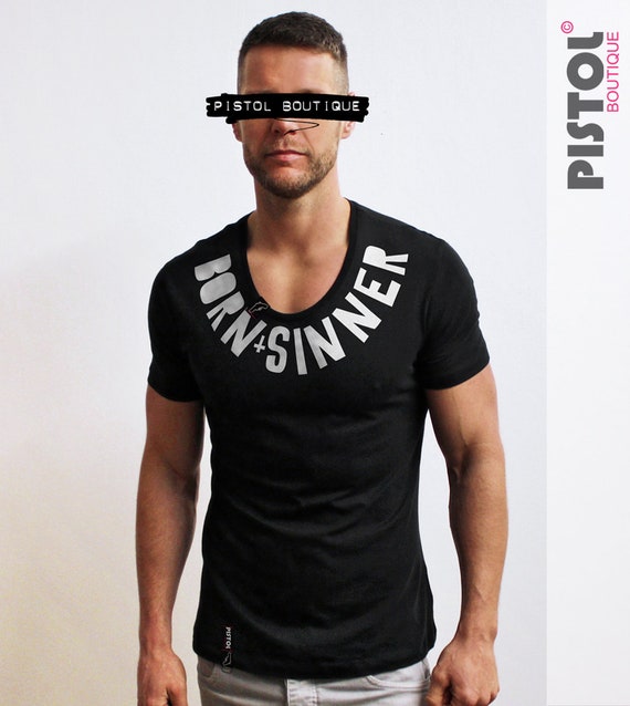 Pistolet Boutique Mens « Né mode pécheur » Croix cou déclaration mode « Né de tour de cou noir Scoop Tshirt 26f420 Pistolet Boutique Mens « Né mode pécheur » Croix cou déclaration mode « Né de tour de cou noir Scoop Tshirt 26f420