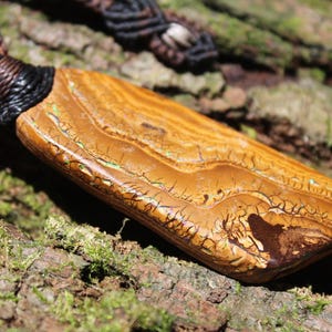 Enorme Koroit Opal-hanger, Boulder Opal-ketting, Australian Opal-sieraden, Tribal Australisch gemaakt macramékoord, natuurlijke sieraden