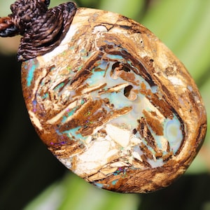 Koroit OPAL-ketting, Matrix Boulder Opal-sieraden, Australisch gemaakt macramékoord, Elvan Jewelry, Australian Opal Talisman