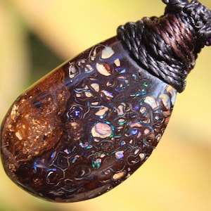 Koroit Opal-hanger, Purple Boulder Opal-ketting, Australian Opal-sieraden, handgemaakt tribal macramékoord, boho-cadeau-edelsteenverklaring