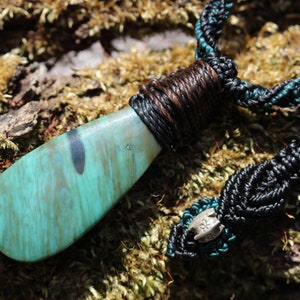 Opaal houten hanger ketting, groene opaal ketting, elven sieraden, versteend hout, Australisch gemaakt macramé koord, natuurlijke statement talisman