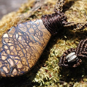 Australische koroit boulder opaal hanger ketting, ethisch geproduceerde opaal sieraden, Australisch gemaakt macrame koord, Australische opaal macrame ketting