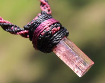ROZE TOERMALIJN hanger, in Australië gemaakt macramékoord, geboortesteen oktober, genezend kristal, roze hartchakra roze steen ruwe kristallen sieraden