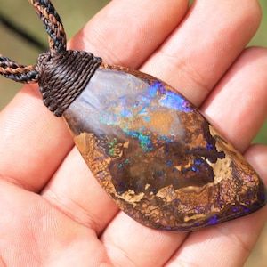 HUGE Fire Galaxy Australische matrix Boulder Opal ketting, ethisch geproduceerde tribale opaal hanger, Australische macramé natuurlijke sieraden gemaakt