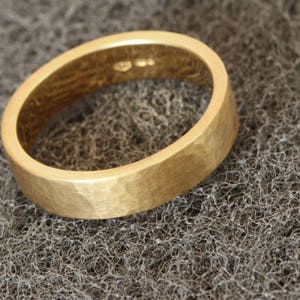5mm 9ct Yellow Gold Hammered Wedding Ring image 3