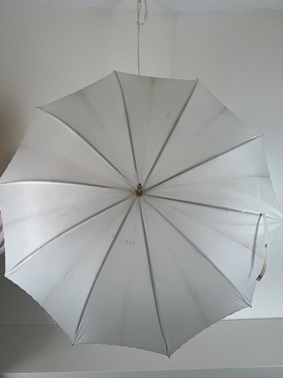 White & Scalloped Edge Vintage Nylon Umbrella Sun… - image 2
