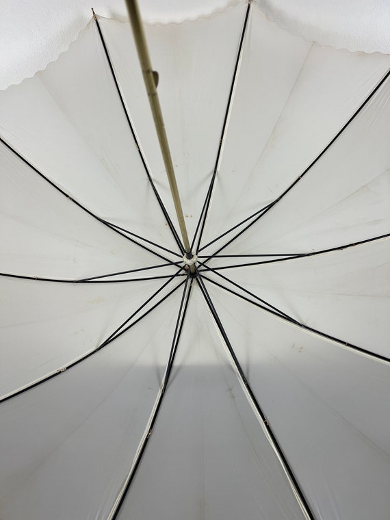 White & Scalloped Edge Vintage Nylon Umbrella Sun… - image 3