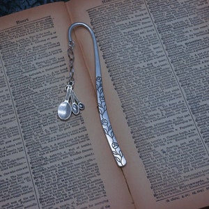 Measuring Spoons Cookbook Bookmark (iheartpinbags.com)  Great gift for your favorite reader!