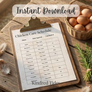 以下が含まれることがあります： 「Chicken Care Schedule」と書かれた木製のクリップボードが、茶色の卵が入ったバスケットとハーブの束の隣の素朴な木製のテーブルの上に置かれています。「Instant Download」の文字が上部にあります。2本の羽がテーブルの上にあります。