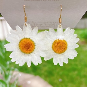 Dried daisy handmade resin earrings, Clip on earrings, Pressed flower earrings, Botanical earrings, Hypoallergenic earrings for sensitive