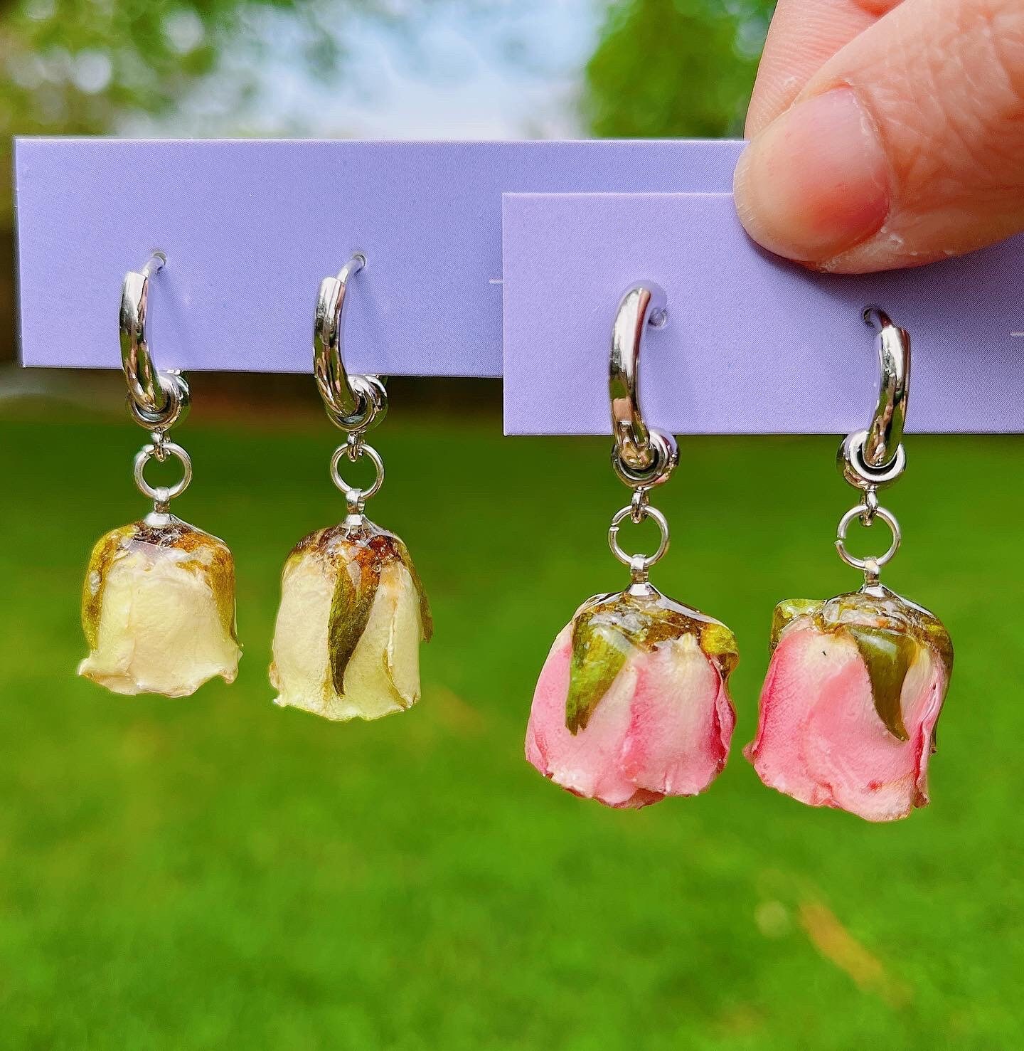 Orecchini A Perno Placcato Oro Con Boccioli Di Rosa - Eleganti E Romantici - 4