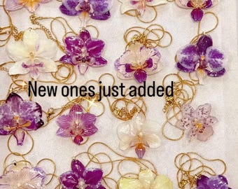 Collier en résine d'orchidée séchée, chaîne plaquée or 18 carats, bijoux floraux légers, cadeau de fête des mères, bijoux de printemps