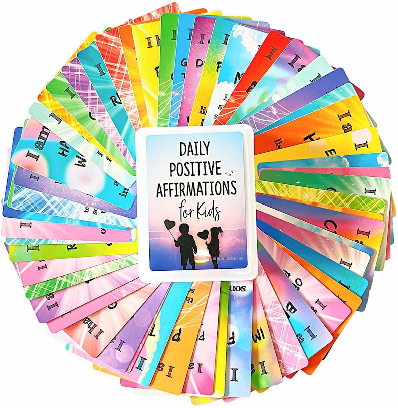 K&ouml;nnte beinhalten: Ein Set farbenfroher Affirmationskarten f&uuml;r Kinder mit dem Text "T&auml;gliche positive Affirmationen f&uuml;r Kinder". Die Karten zeigen eine Vielzahl von Farben und Designs, wobei jede Karte eine positive Affirmation f&uuml;r Kinder enth&auml;lt.