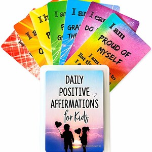 K&ouml;nnte beinhalten: Ein Satz farbenfroher Affirmationskarten f&uuml;r Kinder mit einem Regenbogenhintergrund und dem Text "T&auml;gliche positive Affirmationen f&uuml;r Kinder". Die Karten zeigen positive Botschaften wie "Ich bin stolz auf mich" und "Ich bin dankbar f&uuml;r..."