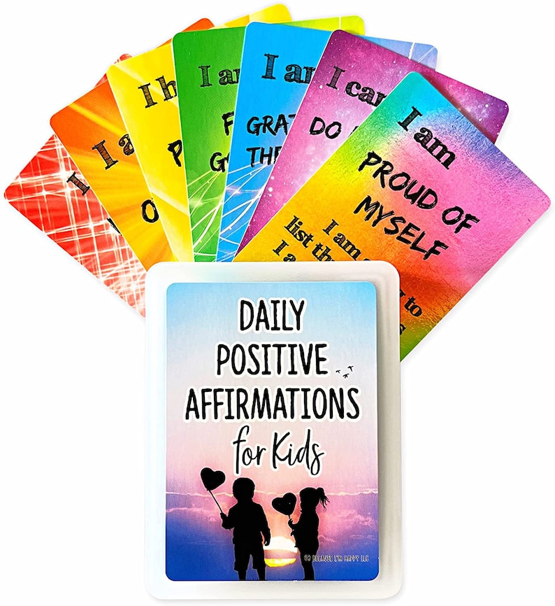 K&ouml;nnte beinhalten: Ein Satz farbenfroher Affirmationskarten f&uuml;r Kinder mit einem Regenbogenhintergrund und dem Text "T&auml;gliche positive Affirmationen f&uuml;r Kinder". Die Karten zeigen positive Botschaften wie "Ich bin stolz auf mich" und "Ich bin dankbar f&uuml;r..."