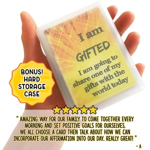 K&ouml;nnte beinhalten: Eine gelbe und wei&szlig;e Affirmationskarte mit dem Text "I am GIFTED. I am going to share one of my gifts with the world today." Die Karte befindet sich in einem durchsichtigen Plastiketui. Das Etui wird in einer Hand gehalten.