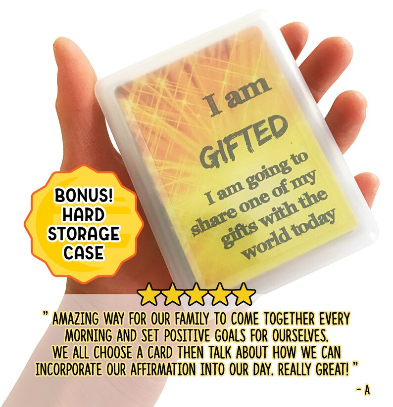 K&ouml;nnte beinhalten: Eine gelbe und wei&szlig;e Affirmationskarte mit dem Text "I am GIFTED. I am going to share one of my gifts with the world today." Die Karte befindet sich in einem durchsichtigen Plastiketui. Das Etui wird in einer Hand gehalten.