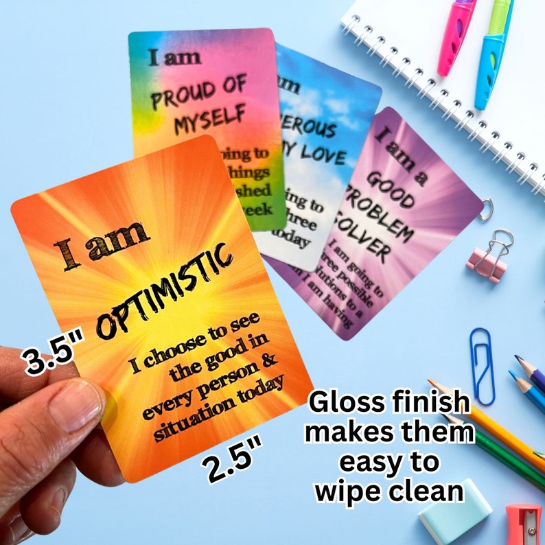 K&ouml;nnte beinhalten: Satz mit vier Affirmationskarten mit positiven Botschaften. Die Karten sind 8,9 cm x 6,4 cm gro&szlig; und haben eine gl&auml;nzende Oberfl&auml;che. Die Karten zeigen leuchtende Farben und motivierende Botschaften wie "Ich bin optimistisch" und "Ich bin ein guter Probleml&ouml;ser".