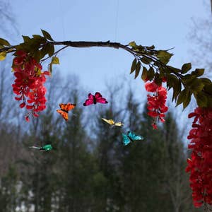 Móvil de mariposa, móvil de flores, decoración de vivero de bosque, regalo de niña, regalo de baby shower, móvil de cuna, glicina, caprichoso, móvil floral, rústico