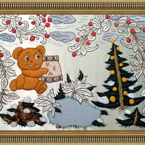 以下が含まれることがあります： 「MED」と刺繍されたバッグを持った茶色のぬいぐるみクマが、雪が降る森のシーンに立っています。クリスマスツリーや他の木々も生えています。背景は薄い青と白です。
