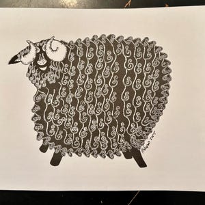 Pode incluir: Desenho de linha preto e branco de uma ovelha com lã encaracolada. A ovelha está virada para a esquerda e tem uma expressão caprichosa. O desenho é assinado "Richard 2017".