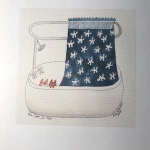 Può includere: Un'illustrazione ad acquerello di due gatti arancioni in una vasca da bagno bianca con una tenda da doccia blu con stelle bianche. Il testo "Two Cats In Tub" è scritto sotto la vasca da bagno. La firma dell'artista è nell'angolo in basso a destra.