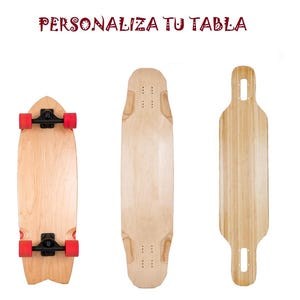 Könnte beinhalten: Fünf Holz-Skateboards und Longboards mit unterschiedlichen Formen und Designs. Einige haben rote Rollen und schwarze Achsen. Der Text "PERSONALIZA TU TABLA" ist über den Boards zu sehen.