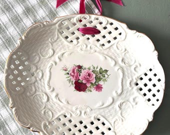 Plato antiguo Baum Bros. Victorian Rose con diseño calado – Adorno de pared de mimbre con detalles dorados repujados