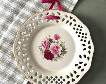 Plato calado vintage de Baum Bros., tapiz de pared con estampado de rosas victorianas.