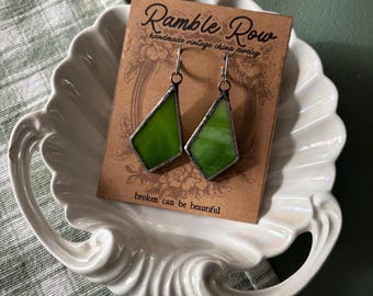 Pendientes geométricos de vidrieras verdes: joyería moderna de estilo bohemio.