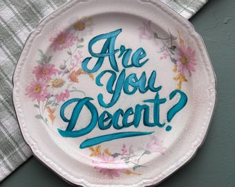 Plato decorativo vintage pintado a mano: letras verde esmeralda, decoración floral de estilo campestre.