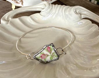 Pulsera de capullo de rosa de China rota – Brazalete de plata con placa vintage floral rosa – Joyería reciclada estilo cottagecore