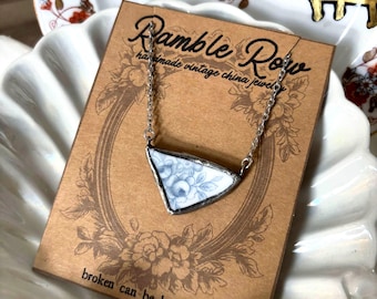 Collar de porcelana rota azul y blanca – Colgante de porcelana vintage hecho a mano – Estilo rústico floral – Ramble Row