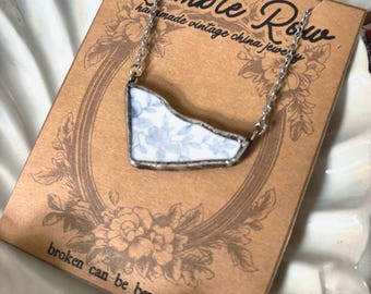 Collar de porcelana rota azul y blanca – Colgante de porcelana vintage hecho a mano – Estilo rústico floral – Ramble Row