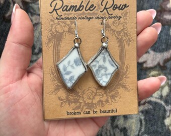 Pendientes florales vintage de porcelana azul y blanca.