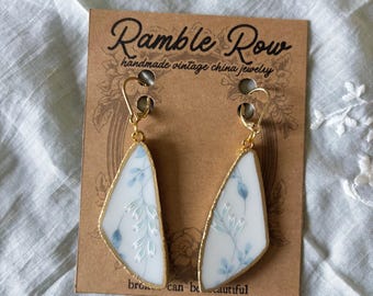 Pendientes florales vintage de porcelana: joyas de porcelana azul, blanca y dorada
