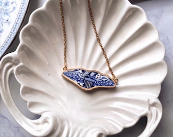 Collar de águila china azul y blanca: colgante de pájaro de cerámica antigua