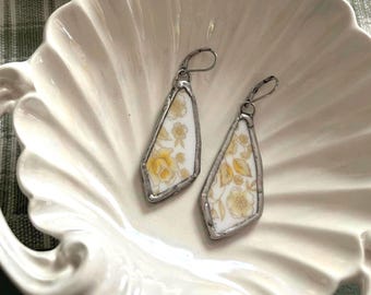 Pendientes colgantes florales de porcelana reciclada: diseño retro bohemio amarillo