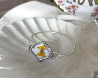 Pulsera de mariposa de porcelana rota – Brazalete de plata con placa vintage de mariposa – Joyería reciclada estilo cottagecore