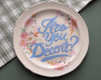 Plato decorativo vintage pintado a mano: "¿Eres decente?", decoración floral estilo cabaña