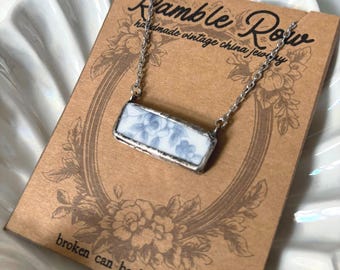 Collar de porcelana rota azul y blanca – Colgante de porcelana vintage hecho a mano – Estilo rústico floral – Ramble Row