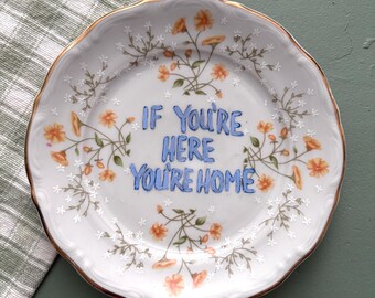 Plato floral pintado a mano: "Si estás aquí, estás en casa". Decoración rústica vintage.