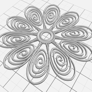 Op de afbeelding: Een 3D-geëngageerd, lichtgrijs bloemontwerp met spiraalvormige bloemblaadjes en een centrale ring. De bloem staat tegen een rasterachtergrond, die de ingewikkelde, open structuur laat zien. Het ontwerp is symmetrisch.