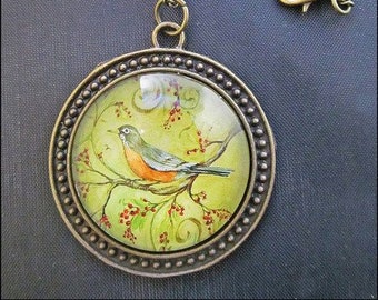 Collier romantique très agréable - oiseau à ventre rouge sur un fond de fleur délicat