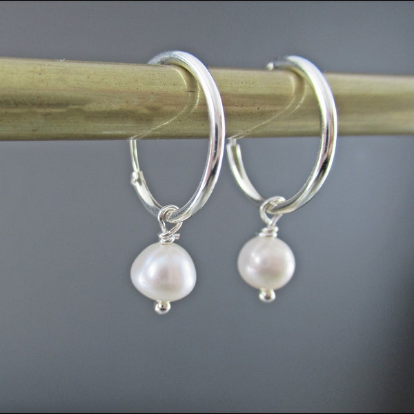 Hübsche kleine echte Perlen Ohrringe an 925er Silber Creole 14mm Durchmesser