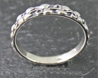 Elegant silver finger ring with plant tendril design – slim and timelessly beautiful