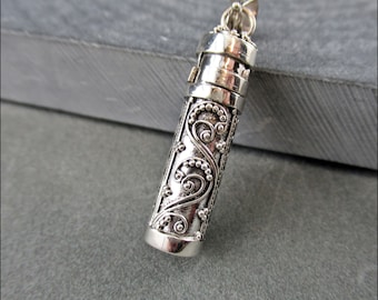 Hermosa vasija colgante de cadena de plata 925 trabajada en plata que se puede abrir con una correa de cuero si se desea.