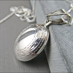 Venezia - Beautiful small, slightly bulbous and oval medallion made of genuine 925 sterling silver with 925 silver chain (optional)